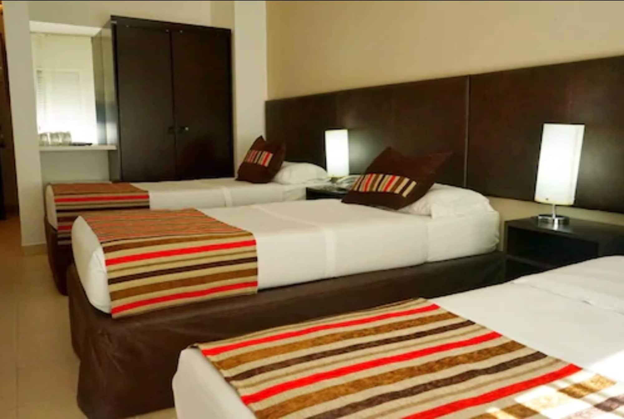 מלדונאדו De La Plaza Hotel מראה חיצוני תמונה